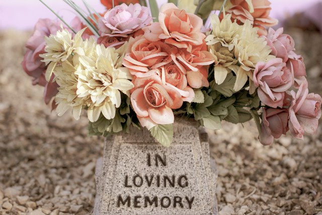 Comfort in Remembrance: A Thoughtful Gift Guide for Supporting a Friend or Family Member Grieving